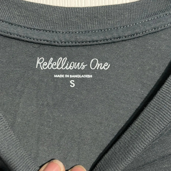 REBELLIOUS ONE Size Small- Kindness Is Free-Graphic T-Shirt - Gray - Picture 5 of 6